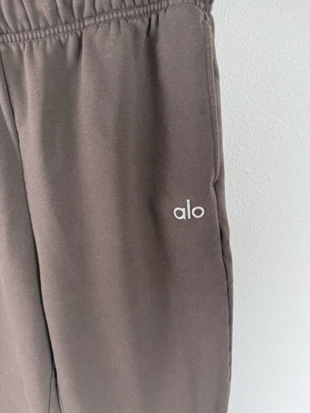 ALO Yoga Straight Leg Pants in Dark Brown